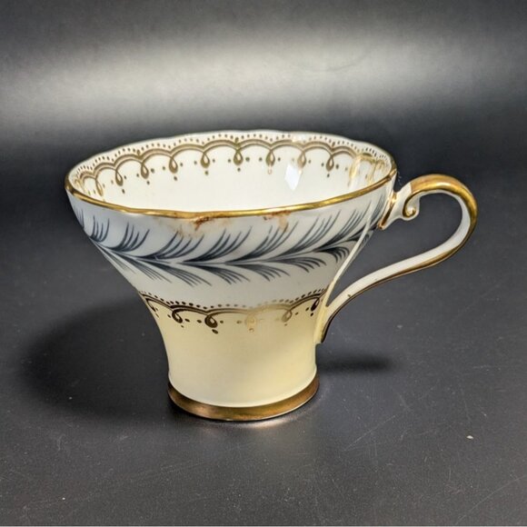 Vintage Aynsley England Bone China Tea Cup Gold Trim - Picture 1 of 14